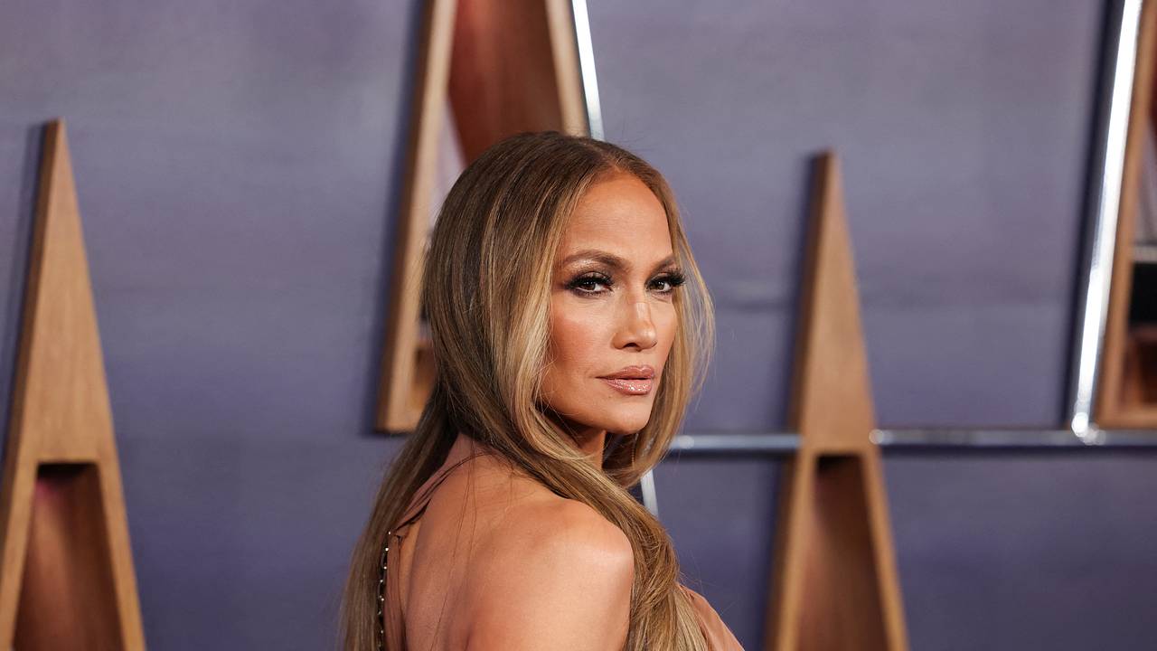 Фанаты Дженнифер Лопес поставили на место хейтера ее откровенных нарядов