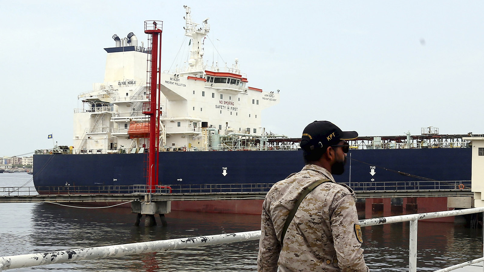 Хоть залейся: Россия не собирается снижать добычу нефти, а Китай и Индия ее не берут