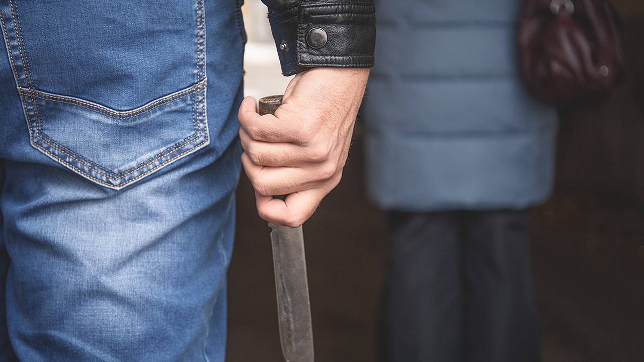 В российском городе мужчина в балаклаве ворвался в магазин с ножом