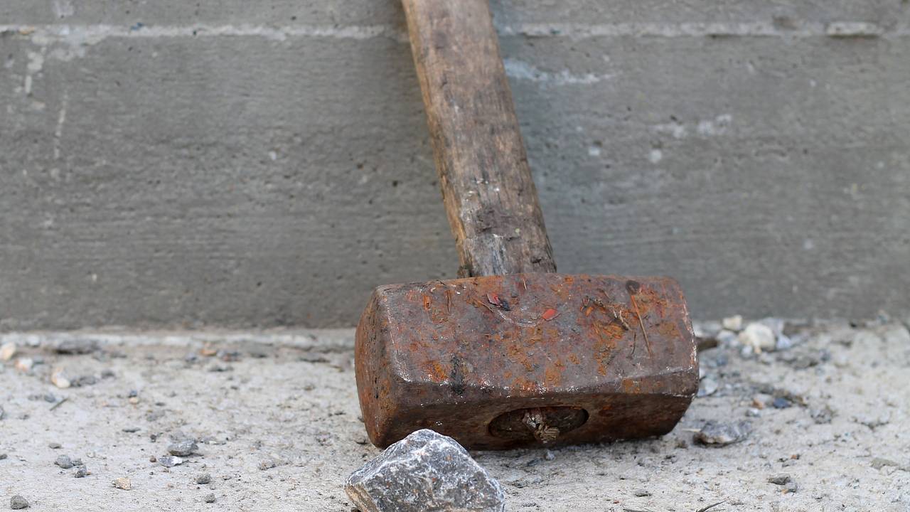 Россиянка использовала кувалду нестандартным способом