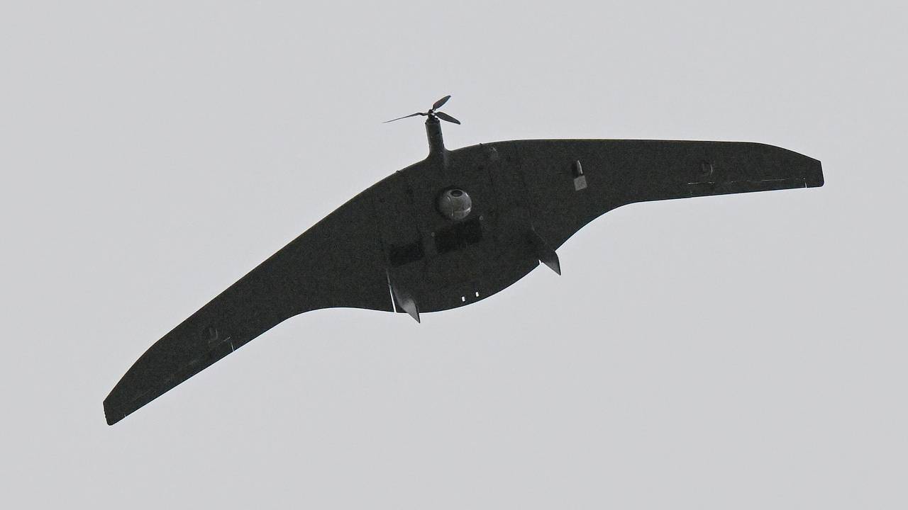 Украинские беспилотники атаковали Рязань. Их целью стал нефтеперерабатывающий завод. Один из дронов врезался в многоэтажный дом