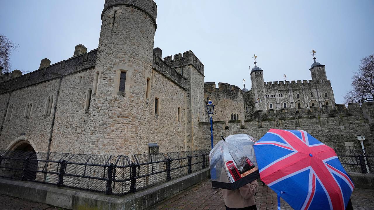 Протестующие повредили заварным кремом витрину с британской короной