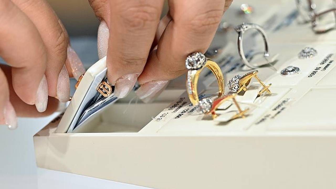 Россиянки стали покупать кольца сами себе