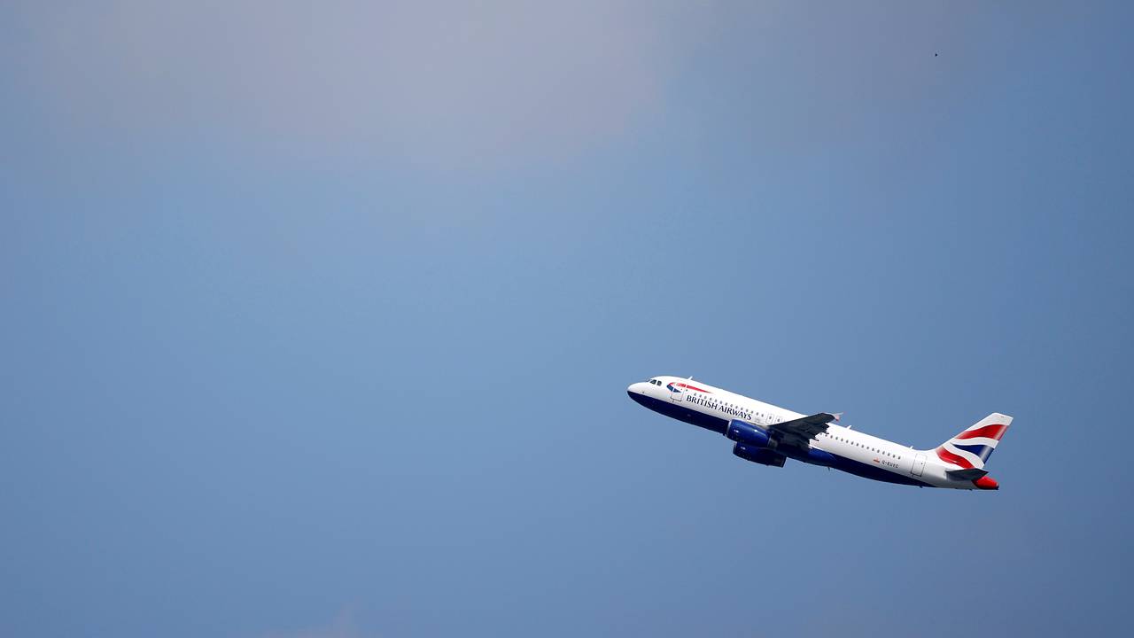 Пассажиры провели девять часов в небе на борту рейса «в никуда» и вернулись