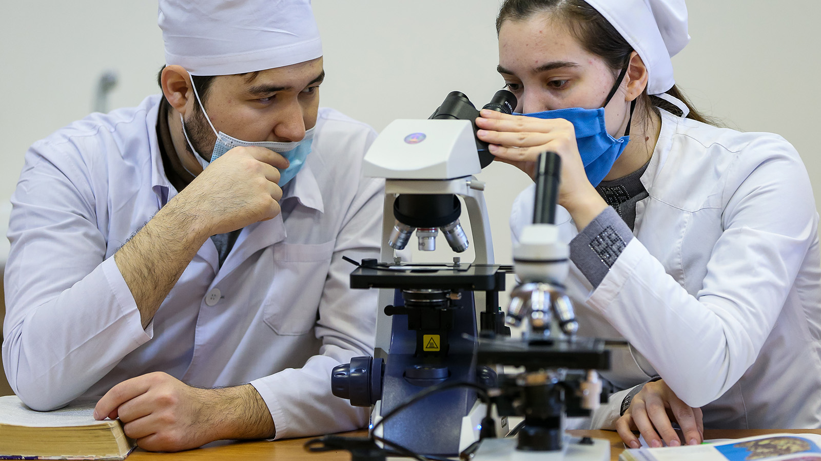 Проблемы не решит: более половины врачей считают обязательную отработку бесполезной