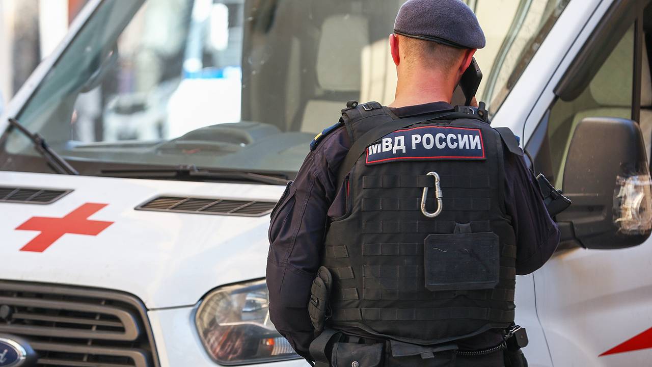 Внук обвинил бабушку с дедом в воспитании отца-подкаблучника и набросился на них с ножом