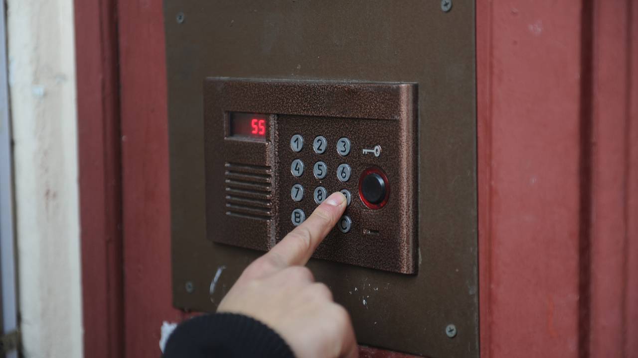 Москвичка лишилась десятков миллионов рублей из-за ключей от домофона