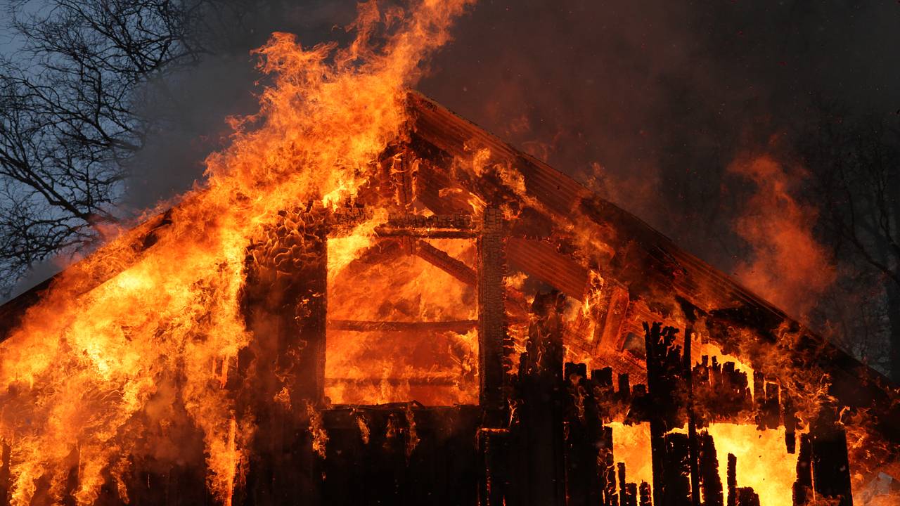 Мужчина вернулся в горящий дом и спас дочь