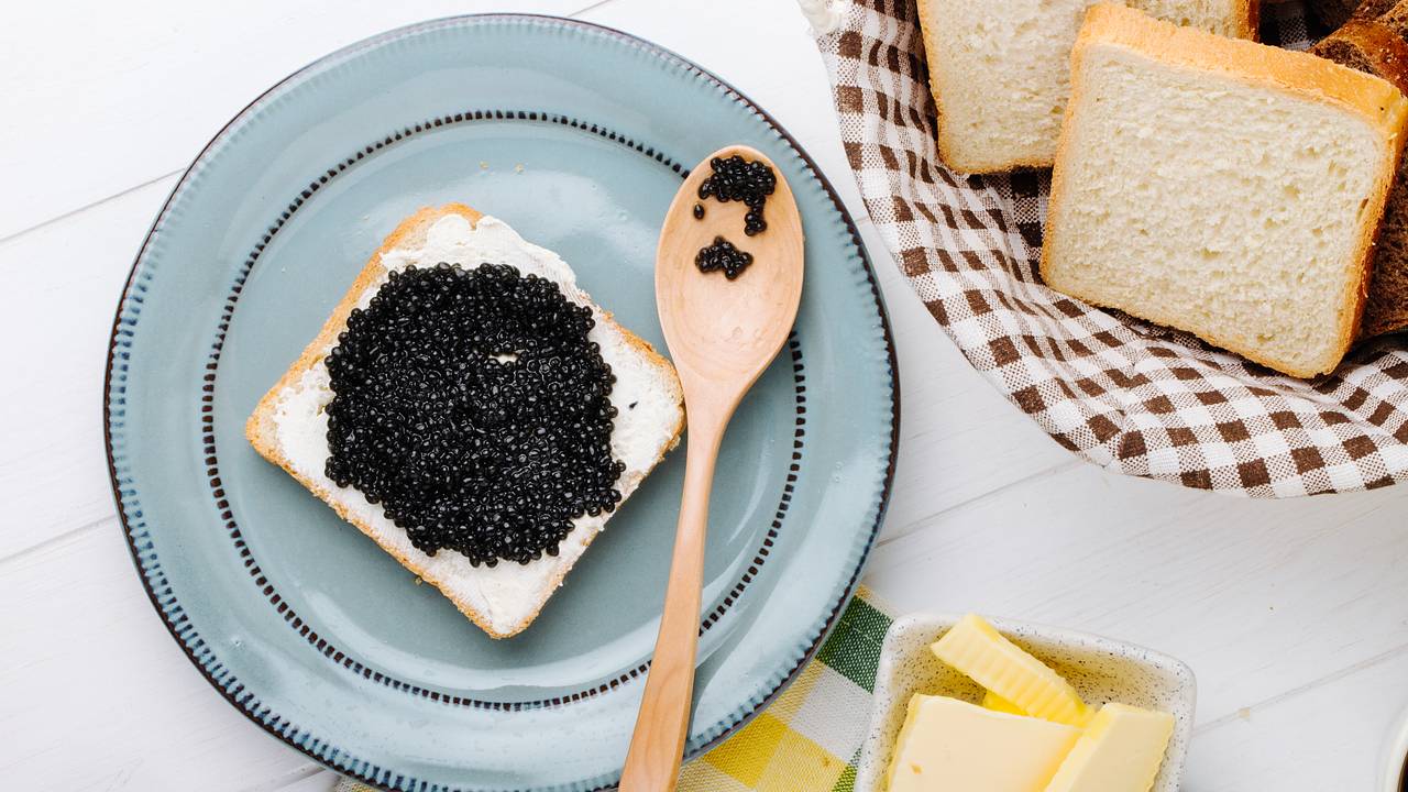 Россиянам назвали цену одного бутерброда с черной икрой