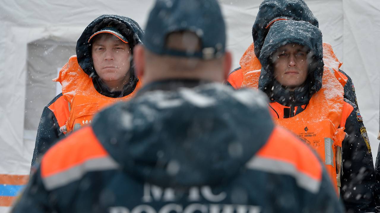 Россияне на снегоходе провалились под лед