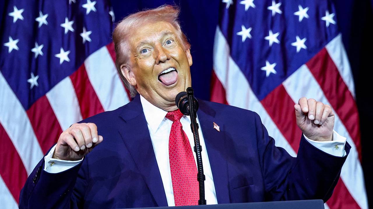 Трамп внезапно начал издавать странные звуки и кривляться во время выступления