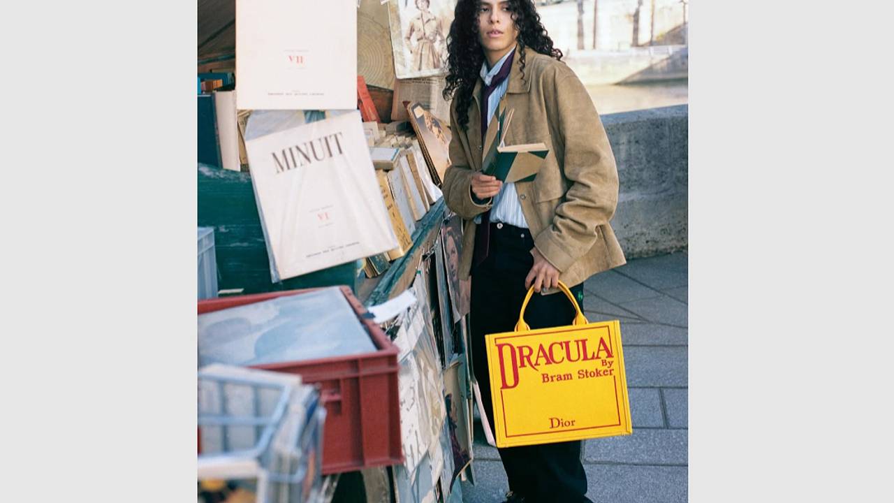 Dior выпустил сумку с обложкой «Дракулы» за 377 тысяч рублей