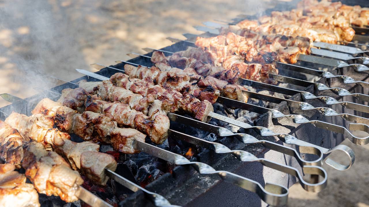 Гастроэнтеролог развеяла миф о стрессе для пищеварения из-за жирной пищи