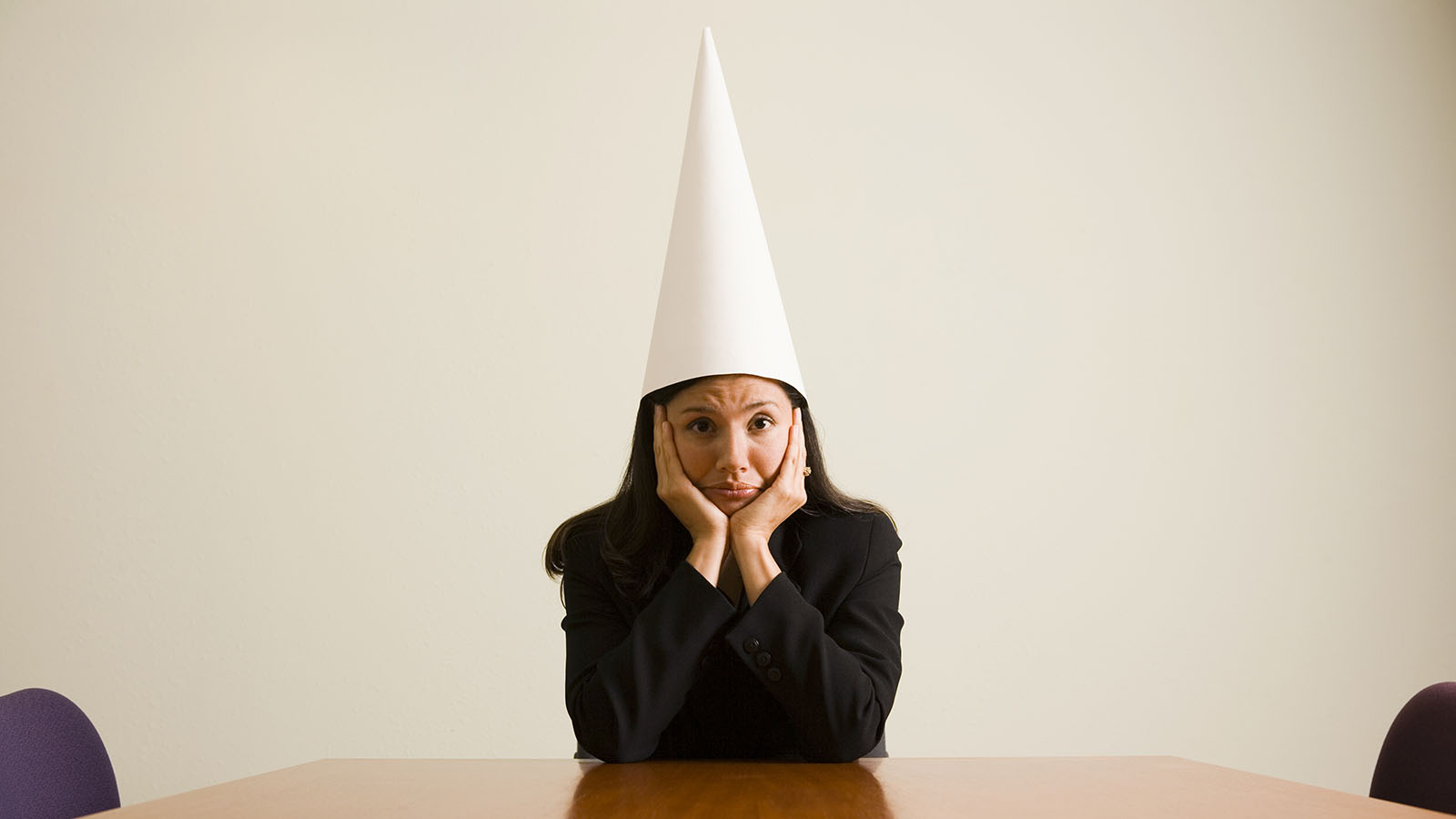 Полезная неловкость: что такое «социальное смущение» и как мы стыдимся чужих промахов