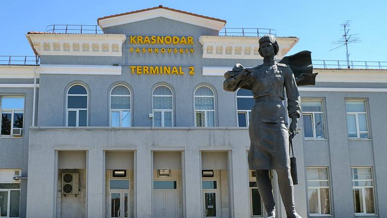 Аэропорт на юге России перестал принимать и отправлять самолеты