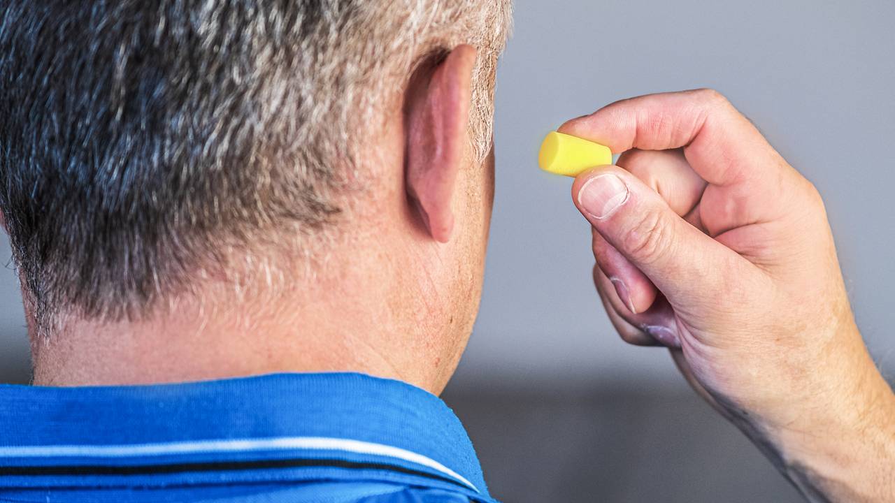 Россиянин едва не потерял слух из-за оставленных берушей