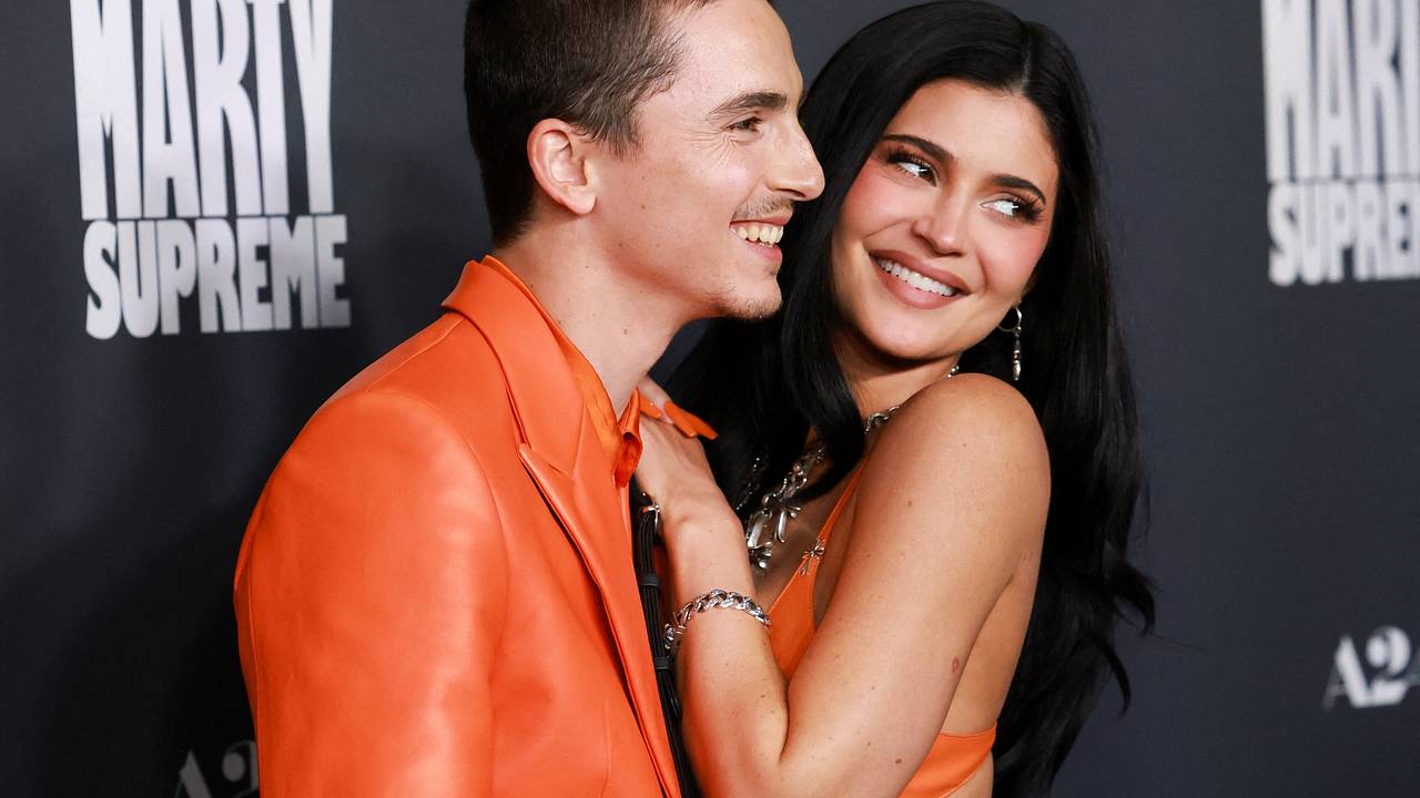 Интимный момент Кайли Дженнер и Тимоти Шаламе у трапа джета попал на фото