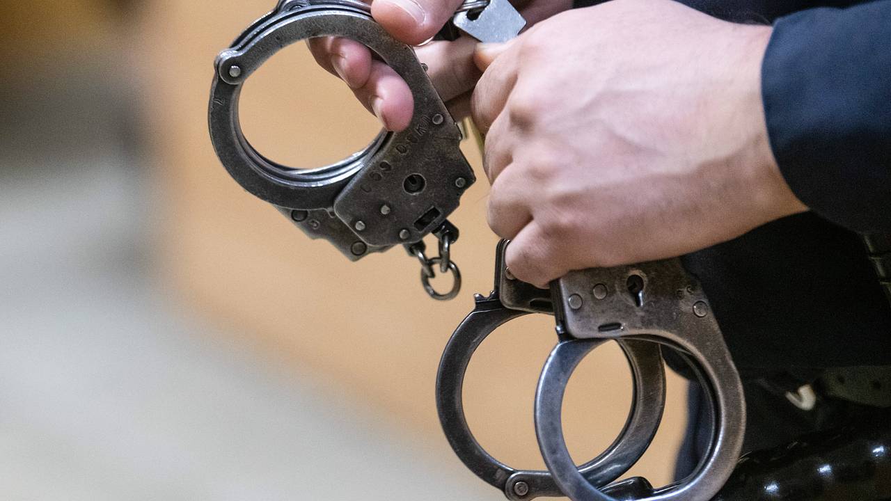 Мужчина прогулялся по российскому городу в нацистском плаще