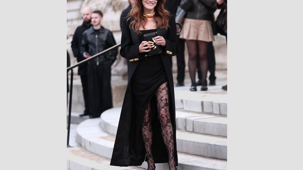 58-летнюю Карлу Бруни в кружевных колготках заметили на Неделе моды