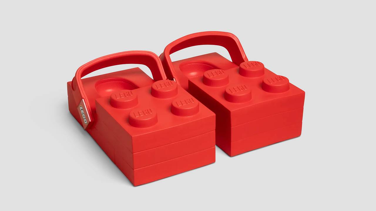 Гигантские сабо Crocs в виде деталей Lego высмеяли в сети фразой «Канье Уэст одобряет»