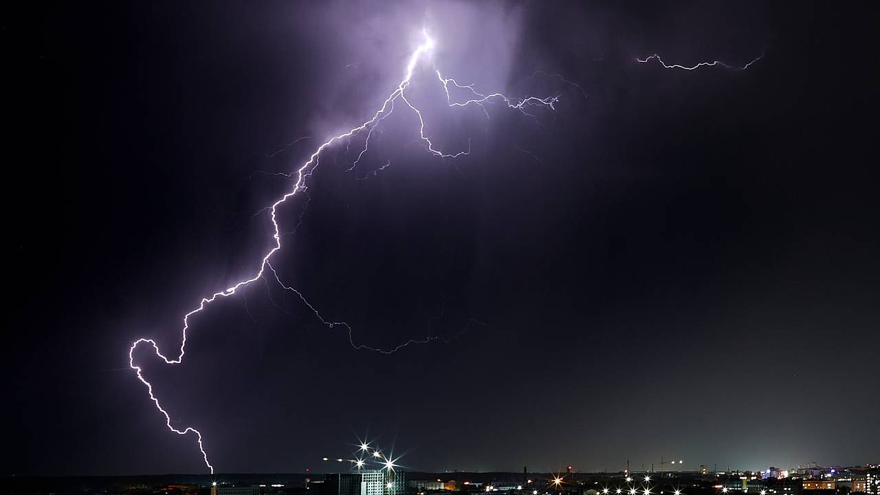 Молния пробила шесть отверстий в самолете с пассажирами над Сочи