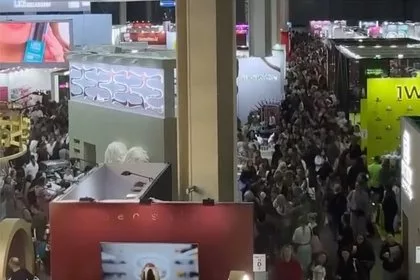 Давка за бесплатной косметикой на выставке в Москве попала на фото