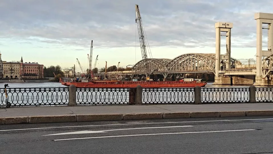 Плавучий кран для строительства моста-помощника ШМСД заметили у Зольной
