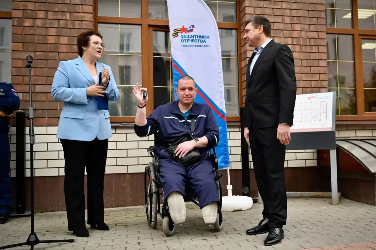 Евгений Первышов вручил автомобиль ветерану СВО