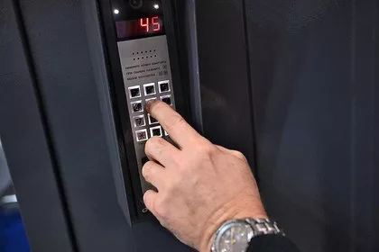 Замена домофона в квартире обошлась россиянину в 32 миллиона рублей