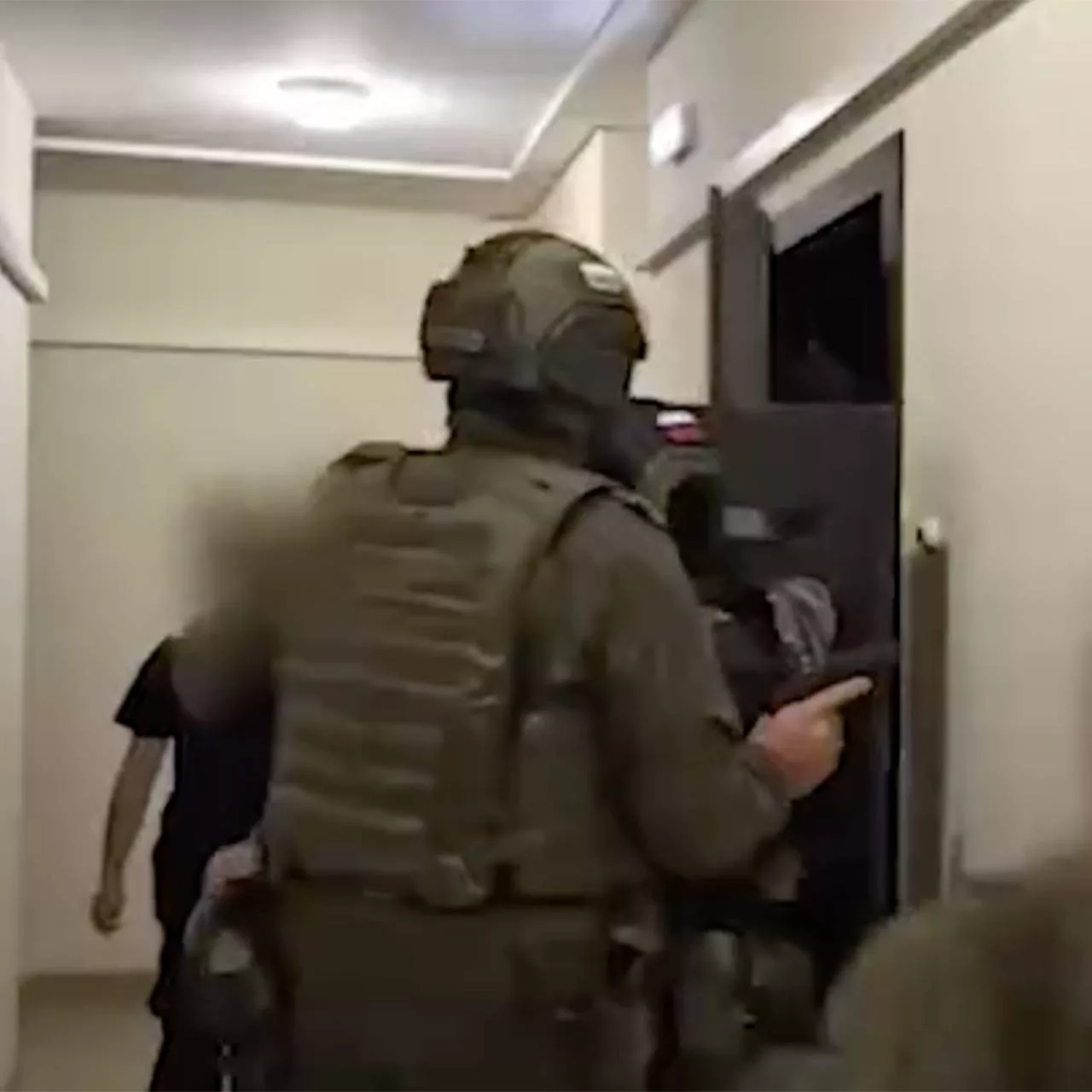 Мастерскую подпольного оружейника в российском городе показали на видео