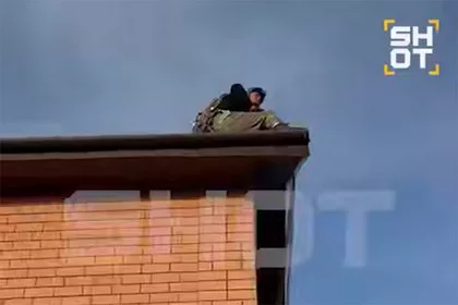 Россиянин нашел на крыше своего дома упавшего с высоты мужчину и снял его на видео