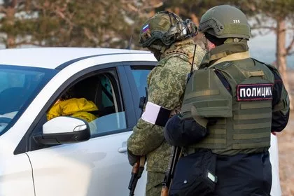 Россиянин расстрелял машину с людьми возле торгового центра