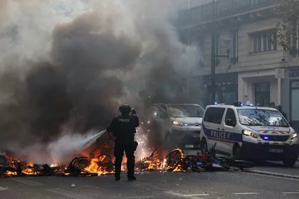 Во Франции перенесли очередной футбольный матч из-за протестов