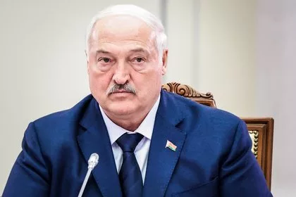 Лукашенко подарил пчеловоду баян
