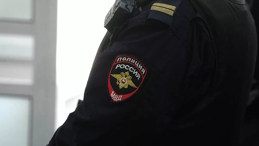Подростки прыгали по крышам в Колпино и сбросили на тротуар чердачную дверь