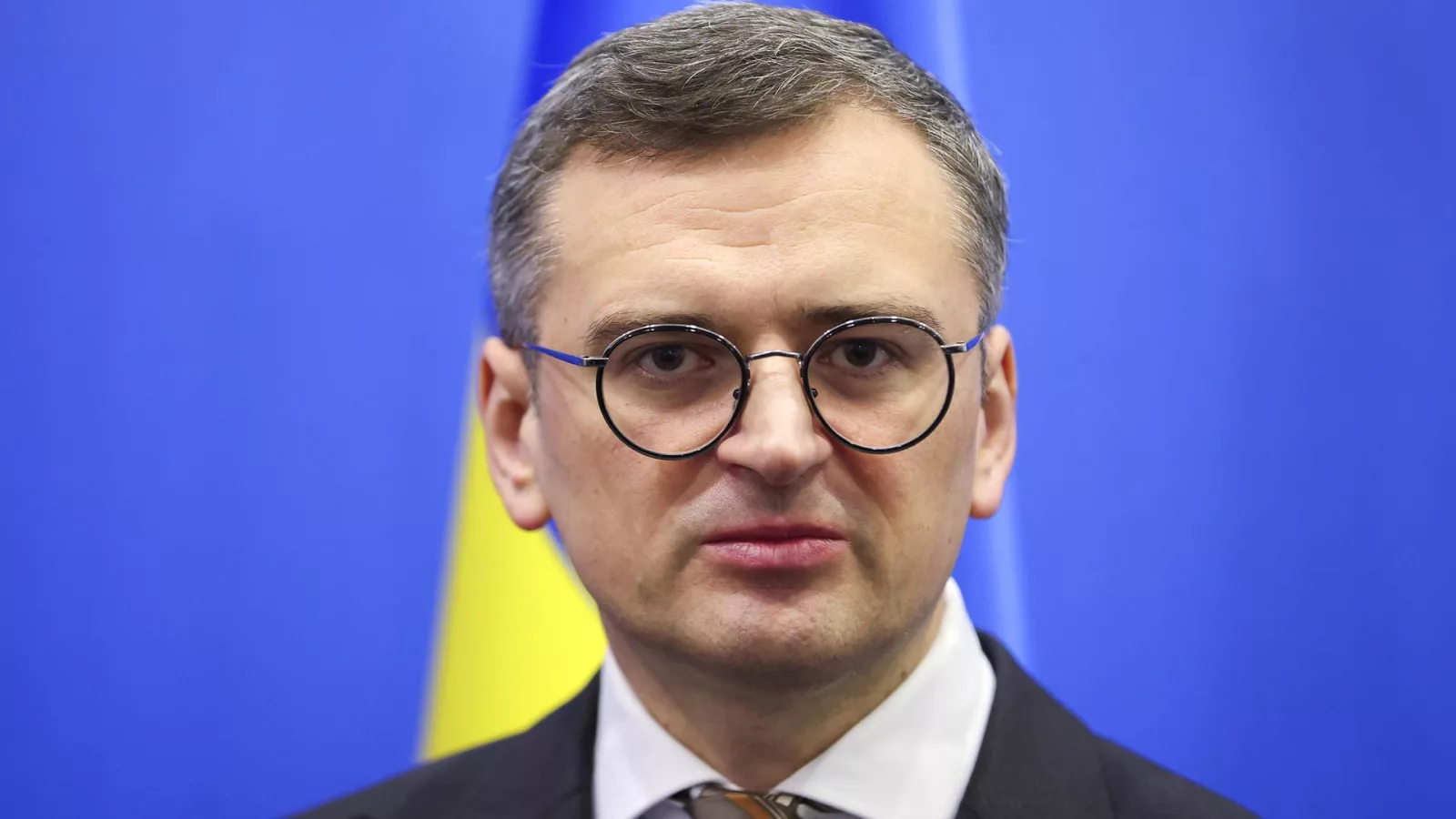 Кулеба посоветовал украинцам купить машину дров и покинуть города