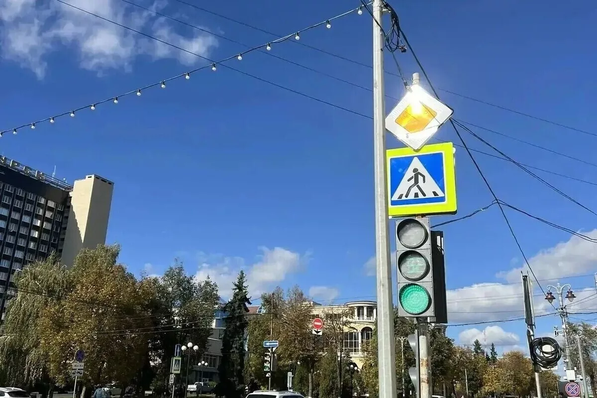 В Курске после ДТП с участием автобуса заменили фонарь на улице Ленина