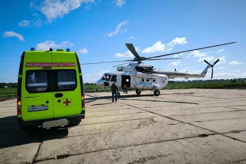 Вологодская санавиация доставила в больницу мужчину с перелом шеи после ДТП