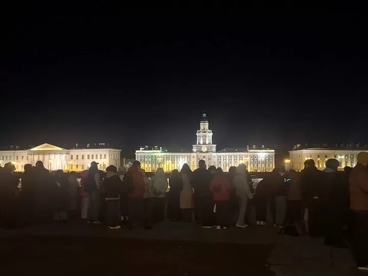 Петербуржцы так и не смогли полюбоваться вечерней разводкой Дворцового моста