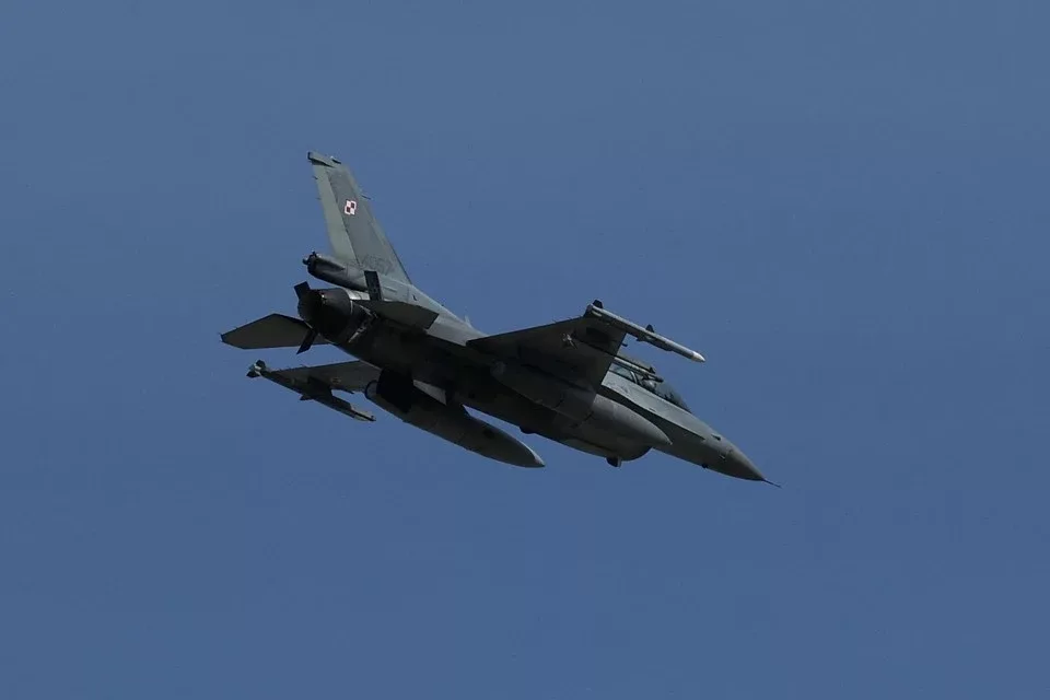 Румыния подняла истребители F-16 и вертолет из-за целей у границ с Украиной