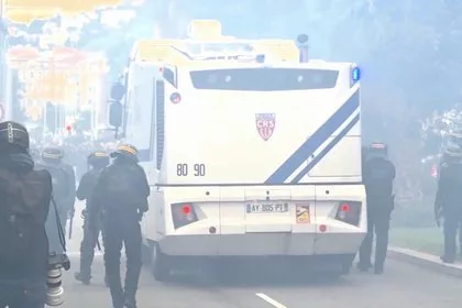 Французская полиция применила водомет против участников протестов