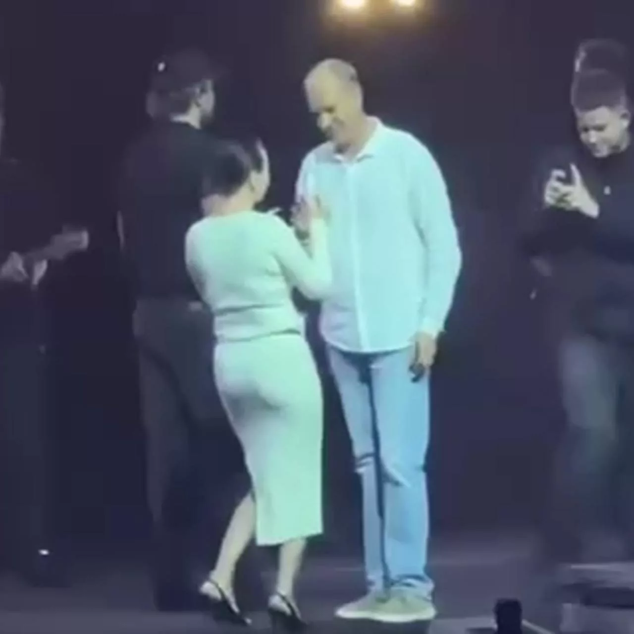Женщина сделала предложение мужчине на концерте Басты