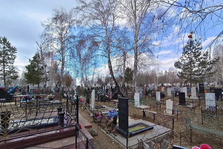 Вандалы разгромили могилы на кладбище в Заринске