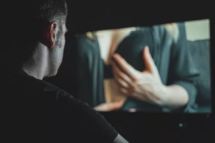 Зависимость от порнографии сыграла злую шутку с молодым отцом