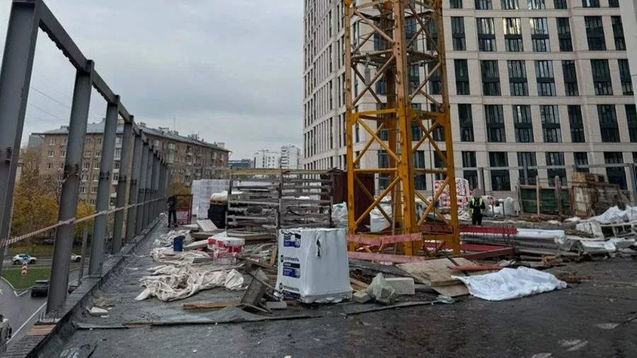 Рабочий погиб после падения с башенного крана в Москве
