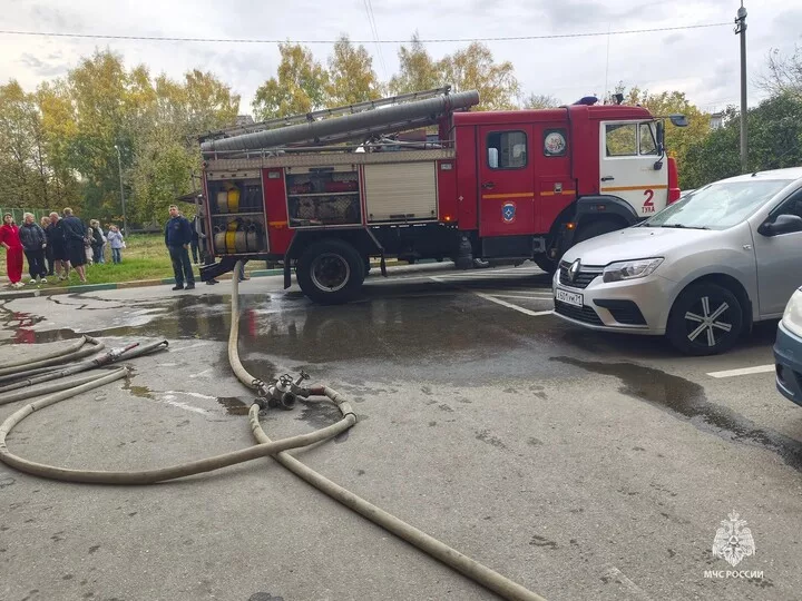 Из-за пожара в общежитии на Пузакова в Туле эвакуировали 10 человек