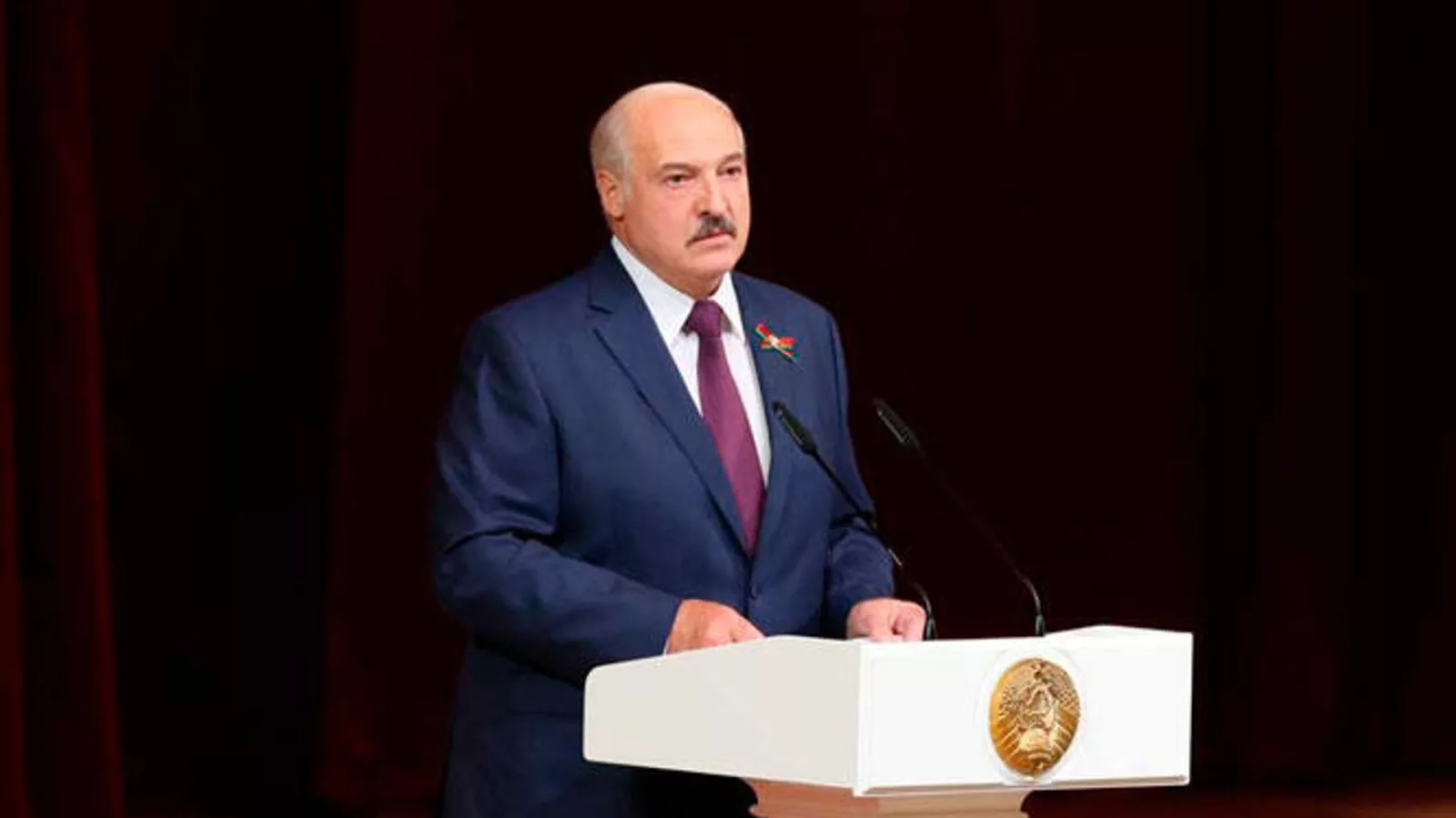 Лукашенко пригрозил чиновникам перевоспитанием в армии