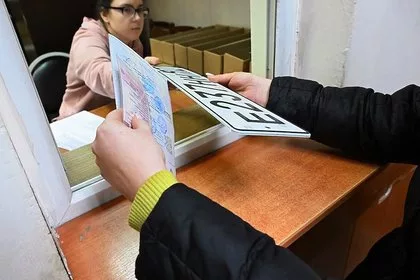 Россиянам озвучили цены за красивые автономера на сером рынке