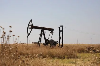 Цены на нефть упали на фоне планов США ослабить санкции против «теневого флота» России