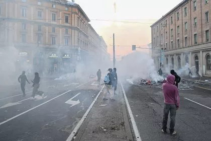 Массовые протесты накрыли Италию и попали на видео
